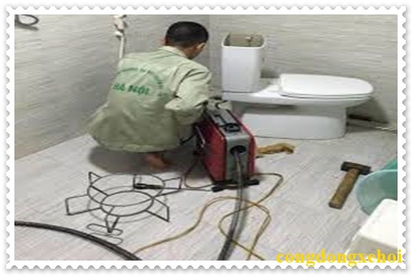 C&aacute;ch th&ocirc;ng bồn cầu nghẹt bằng m&oacute;c treo quần &aacute;o