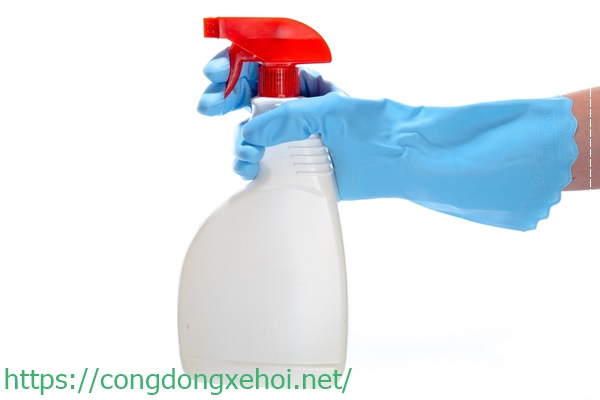 D&ugrave;ng chất tẩy rửa chuy&ecirc;n biệt cho c&aacute;c vết bẩn cứng đầu tr&ecirc;n tường