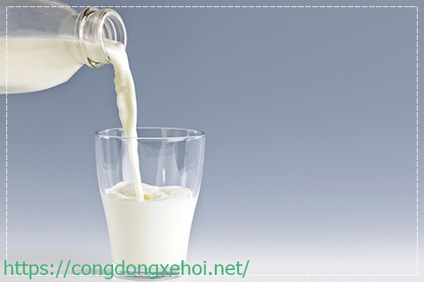 Khử m&ugrave;i h&ocirc;i s&agrave;n nh&agrave; bằng sữa tươi cực kỳ hiệu quả