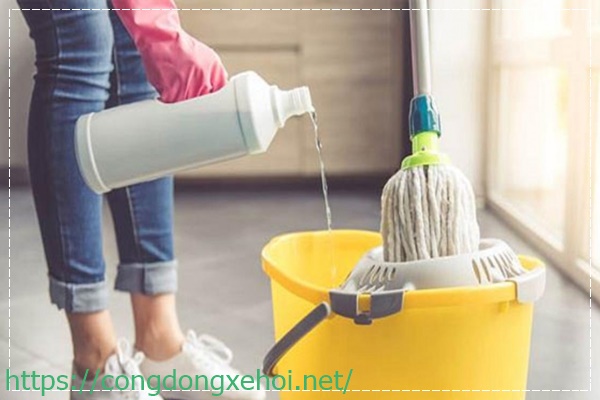 C&aacute;ch khử m&ugrave;i h&ocirc;i s&agrave;n nhanh nhất l&agrave; d&ugrave;ng nước lau s&agrave;n chuy&ecirc;n dụng