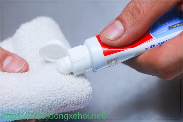 vệ sinh v&aacute;ch k&iacute;nh nh&agrave; tắm bằng kem đ&aacute;nh răng
