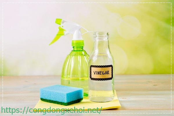 l&agrave;m sạch v&aacute;ch k&iacute;nh nh&agrave; tắm bằng giấm ăn