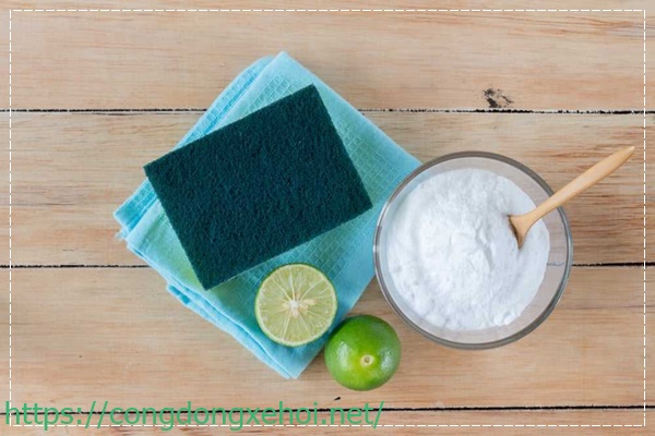 vệ sinh v&aacute;ch kinh nh&agrave; tắm bằng chanh v&agrave; muối