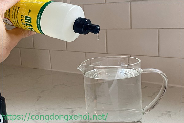 l&agrave;m sạch v&aacute;ch k&iacute;nh nh&agrave; tắm bằng dung dịch tẩy rửa